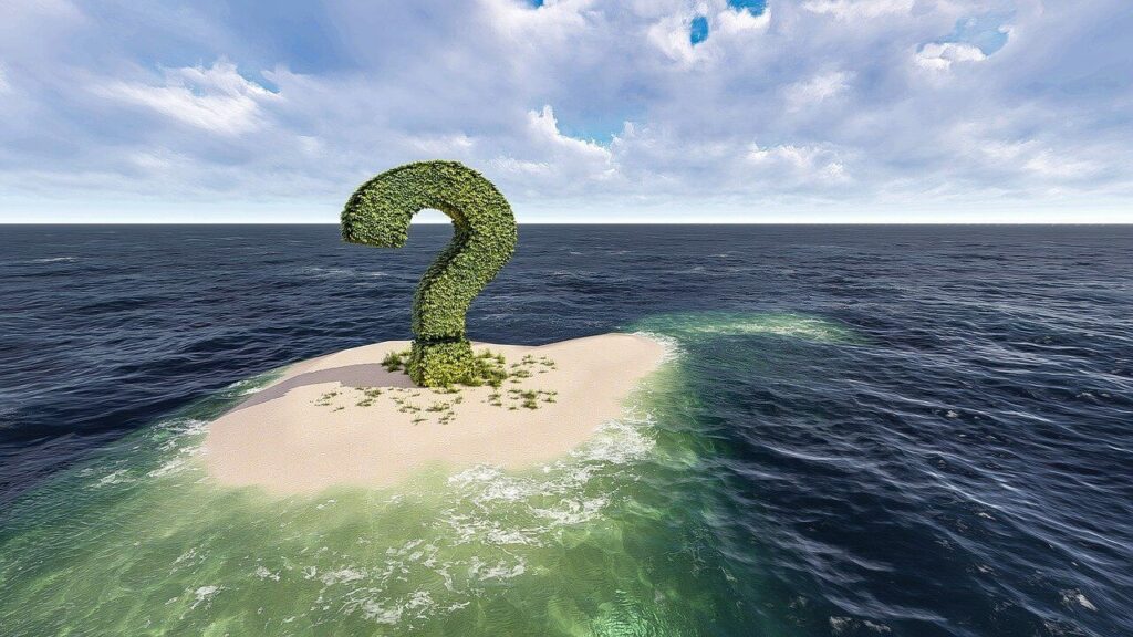 Isola deserta circondata dall'oceano con una grande siepe a forma di punto interrogativo al centro, simbolo di mistero e domanda.