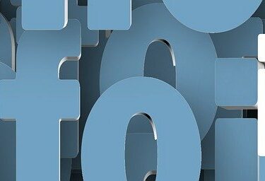 Grafica 3D con la parola "info" ripetuta in caratteri blu e bianchi, disposti in vari livelli per un effetto di profondità.