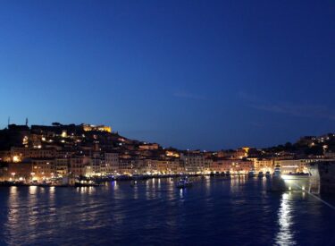Portoferraio, Isola d'Elba, notte, porto, illuminazione, fortezza, architettura.