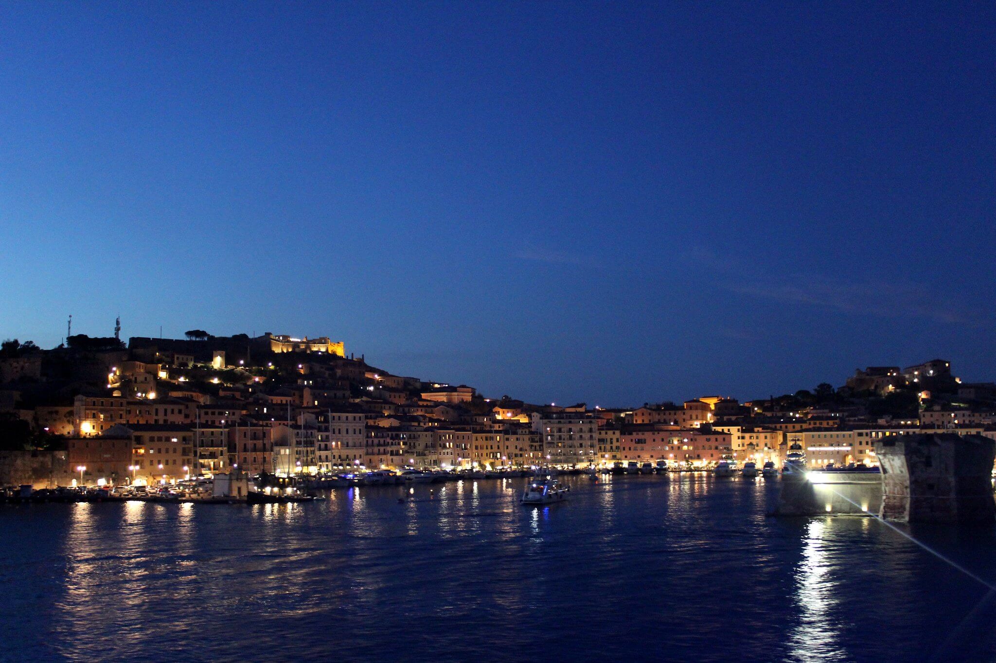 Portoferraio, Isola d'Elba, notte, porto, illuminazione, fortezza, architettura.