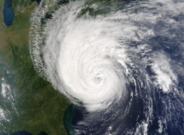 Immagine satellitare di un uragano nell'Oceano Atlantico, con il ciclone che si avvicina alla costa orientale degli Stati Uniti.
